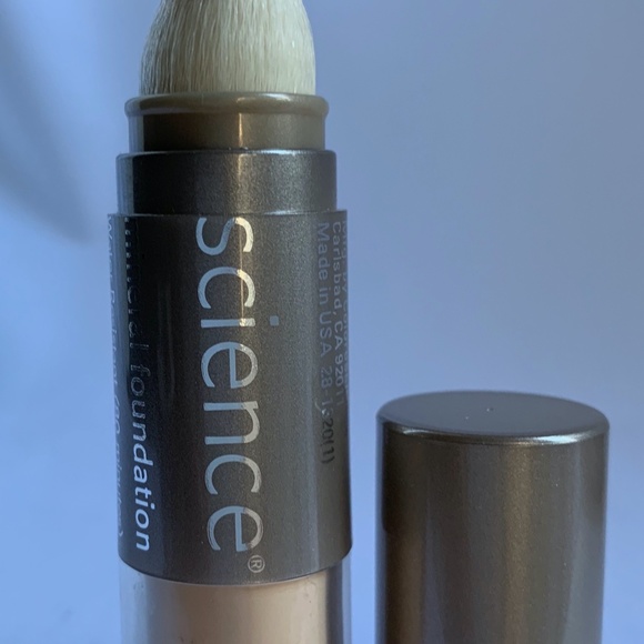 Colorescience Mineral Sunscreen Foundation SPF20 Tan Golden - Picture 3 of 9